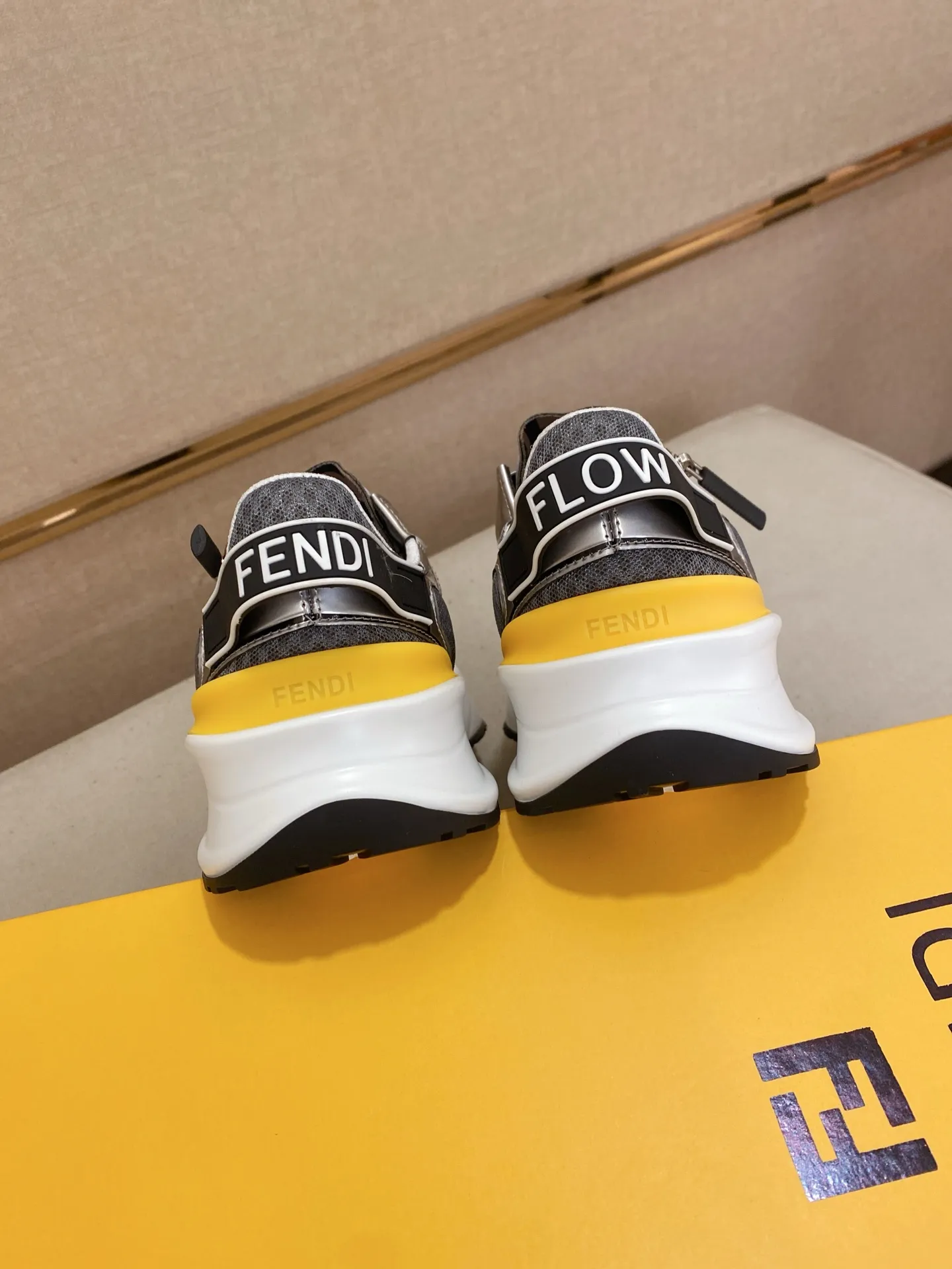 Men's shoes💰: 540💰(Higher version) [Fendi] Fendi's latest casual shoes for men! Available at counters simultaneously! A one-to-one replica of the original. Made entirely of imported top-grain calfskin, the interior is made of top-grain water-dyed cowhide, and the original factory-supplied rubber outsole. Leading new fashion concepts. Matching code: 38-44 can be customized, 45 is not returnable!